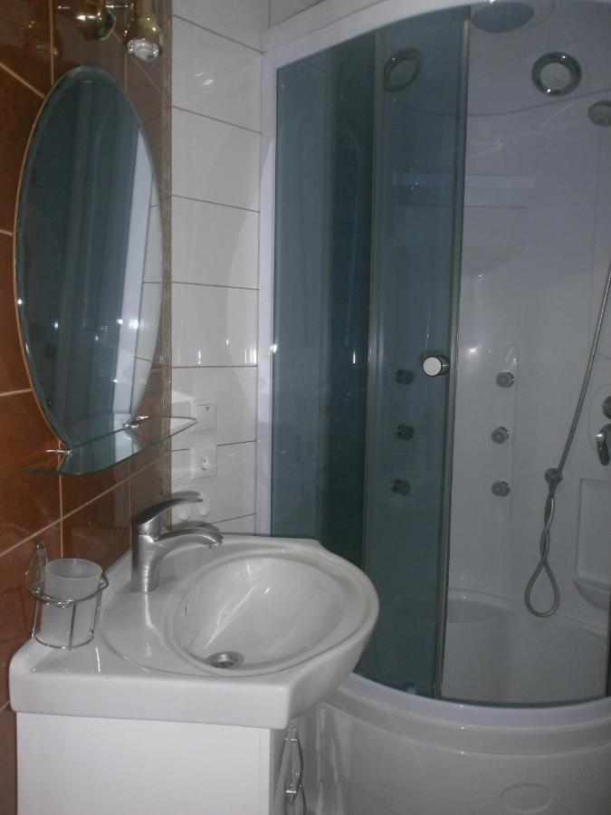Pid Skeleyu Hotel Lazeshchyna Exterior photo